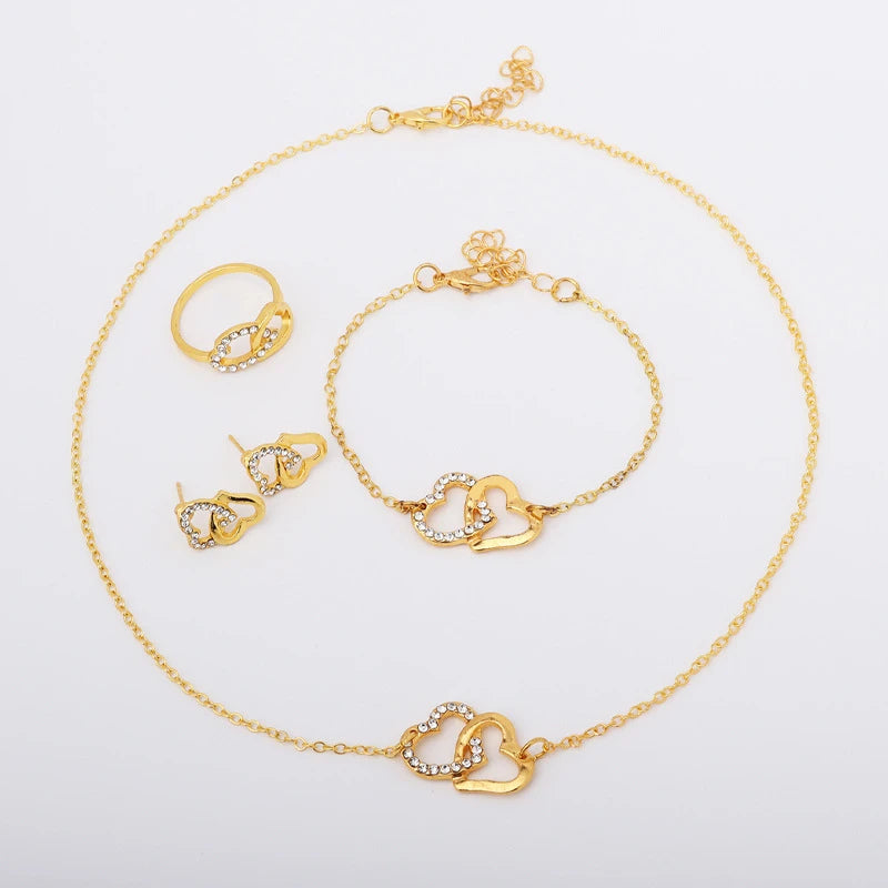 Parure de Bijoux Cœur Bohème – Boucles d'Oreilles, Collier, Bracelet & Bague Dorés