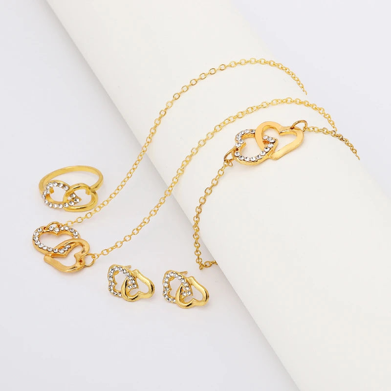 Parure de Bijoux Cœur Bohème – Boucles d'Oreilles, Collier, Bracelet & Bague Dorés