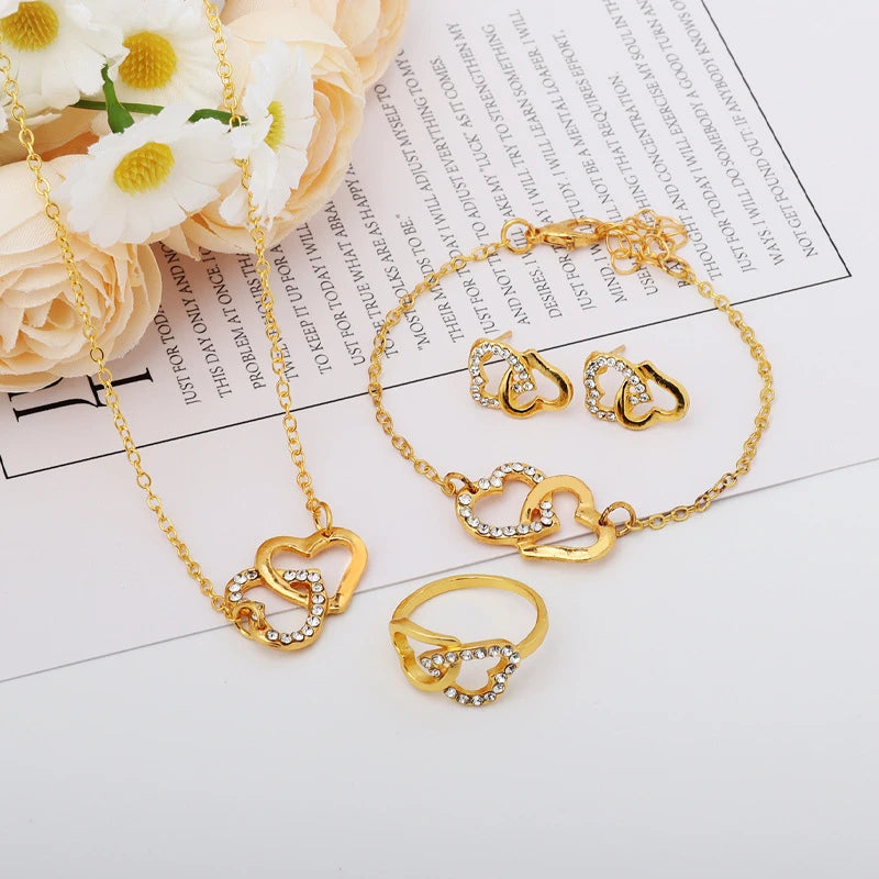Parure de Bijoux Cœur Bohème – Boucles d'Oreilles, Collier, Bracelet & Bague Dorés