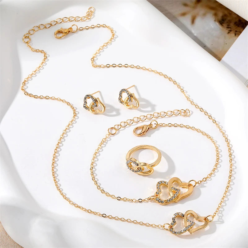 Parure de Bijoux Cœur Bohème – Boucles d'Oreilles, Collier, Bracelet & Bague Dorés